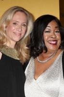 Los Angeles, 11 de junho - Betsy Beers, Shonda Rhimes no Women in Film 2014 Crystal Lucy Awards no Century Plaza Hotel em 11 de junho de 2014 em Beverly Hills, Califórnia foto