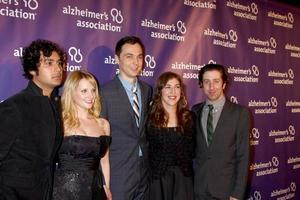 los angeles, 20 de março - jim parsons, mayim bialik chega ao 21st an night at sardi s para beneficiar a associação de alzheimer no beverly hilton hotel em 20 de março de 2013 em beverly hills, ca foto