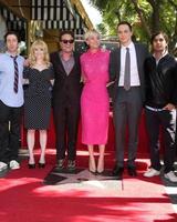 los angeles, 29 de outubro - simon helberg, melissa rausch, johnny galecki, kaley cuoco, jim parsons, kunal nayyar na estrela kaley cuoco na calçada da fama de hollywood no hollywood blvd em 29 de outubro de 2014 em los angeles, ca foto