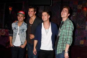 los angeles, 1 de abril - carlos roberto pena jr, james maslow, logan henderson, kendall schmidt do big time rush no big time rush e victoria justice anúncio da turnê de férias de verão no house of blues em 1 de abril de 2013 em west hollywood, ca foto