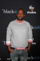 los angeles, 17 de fevereiro - kenya barris no evento black-ish atas no silver screen theater no pacific design center em 17 de abril de 2015 em los angeles, ca foto