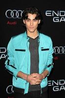 los angeles, 28 de outubro - blake michael no jogo do ender los angeles estréia no tcl chinese theatre em 28 de outubro de 2013 em los angeles, ca foto