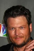 los angeles, 8 de maio - blake shelton chega ao evento de voz da 4ª temporada do top 12 no house of blues em 8 de maio de 2013 em west hollywood, ca foto