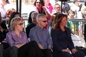 los angeles, 2 de junho - brooke johnson, bob tuschman, susie fogelson na cerimônia da calçada da fama de bobby flay hollywood no hollywood blvd em 2 de junho de 2015 em los angeles, ca foto