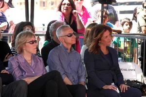 los angeles, 2 de junho - brooke johnson, bob tuschman, susie fogelson na cerimônia da calçada da fama de bobby flay hollywood no hollywood blvd em 2 de junho de 2015 em los angeles, ca foto