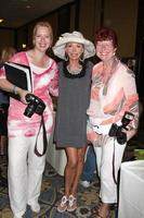 los angeles, 27 de agosto - angelique de vries, lesley-anne down, angeli de vries s mom, participando do bold and the beautiful fan event 2011 no universal sheraton hotel em 27 de agosto de 2011 em los angeles, ca foto