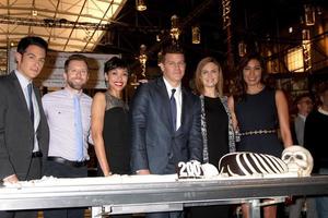 los angeles, 14 de novembro - john boyd, tj thyne, tamara taylor, david boreanaz, emily deschanel, michaela conlin at the bones 200th show cake celebration no fox studio lot em 14 de novembro de 2014 na cidade do século, ca foto