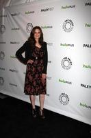 los angeles, 8 de março - emily deschanel chega ao evento bones no paleyfest 2012 no teatro saban em 8 de março de 2012 em los angeles, ca foto