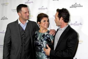 los angeles, 4 de novembro - brady smith, tiffani thiessen, luke perry na recepção de exibição do hallmark channel s northpole no restaurante la piazza no grove em 4 de novembro de 2014 em los angeles, ca foto