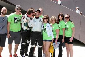 los angeles, 12 de abril - brett davern, família, amigos no long beach grand prix pro celeb race day no long beach grand prix race circuit em 12 de abril de 2014 em long beach, ca foto