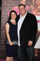 los angeles, 27 de abril - billy gardell e esposa chegando na estréia das damas de honra no teatro da vila em 27 de abril de 2011 em westwood, ca foto