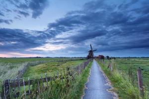 Fazenda holandesa com moinho de vento pela manhã foto