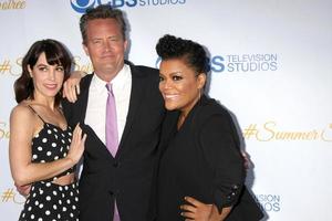 los angeles, 18 de maio - lindsay sloane, matthew perry, yvette nicole freeman no cbs summer soiree 2015 no hotel london em 18 de maio de 2015 em west hollywood, ca foto