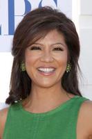 los angeles, 29 de julho - julie chen chega ao cbs, cw e showtime 2012 summer tca party no beverly hilton hotel estacionamento adjacente em 29 de julho de 2012 em beverly hills, ca foto