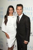 los angeles, 17 de outubro - camila alves, matthew mcconaughey no clube de compradores dallas, los angeles estréia na academia de artes e ciências cinematográficas em 17 de outubro de 2013 em beverly hills, ca foto