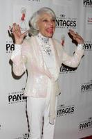 los angeles, 21 de fevereiro - carol channing chega ao espetáculo comemorando o aniversário de 90 anos de carol channing no teatro pantages em 21 de fevereiro de 2011 em los angeles, ca foto