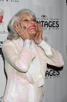 los angeles, 21 de fevereiro - carol channing chega ao espetáculo comemorando o aniversário de 90 anos de carol channing no teatro pantages em 21 de fevereiro de 2011 em los angeles, ca foto