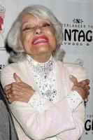 los angeles, 21 de fevereiro - carol channing chega ao espetáculo comemorando o aniversário de 90 anos de carol channing no teatro pantages em 21 de fevereiro de 2011 em los angeles, ca foto