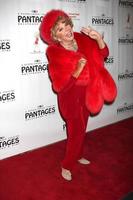 los angeles, 21 de fevereiro - ruta lee chega a uma performance comemorando o aniversário de 90 anos de carol channing no teatro pantages em 21 de fevereiro de 2011 em los angeles, ca foto