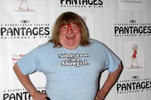 los angeles, 21 de fevereiro - bruce vilanch chega à apresentação comemorativa dos 90 anos de carol channing no teatro pantages em 21 de fevereiro de 2011 em los angeles, ca foto