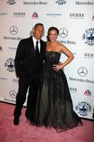 los angeles, 23 de outubro - leah remini chega ao carrossel of hope ball 2010 no beverly hilton hotel em 23 de outubro de 2010 em beverly hills, ca foto