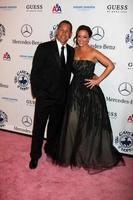 los angeles, 23 de outubro - leah remini chega ao carrossel of hope ball 2010 no beverly hilton hotel em 23 de outubro de 2010 em beverly hills, ca foto