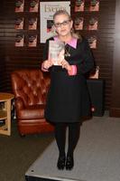 los angeles, 28 de novembro - Carrie Fisher na sessão de autógrafos da princesa diarista em barnes and noble em 28 de novembro de 2016 em los angeles, ca foto