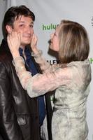 los angeles, 9 de março - nathan fillion susan sullivan chega ao evento do castelo no paleyfest 2012 no teatro saban em 9 de março de 2012 em los angeles, ca foto