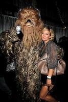 los angeles, 6 de setembro - chewbacca, zoe bell na noite de ficção científica, fantasia e horror depois da festa no iatse stage 80 em 6 de setembro de 2014 em burbank, ca foto