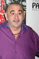 los angeles, 16 de maio - ken davitian chega na noite de abertura da peça chicago no teatro pantages em 16 de maio de 2012 em los angeles, ca foto