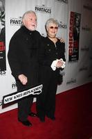 los angeles, 16 de maio - marty ingels, shirley jones chega na noite de estreia da peça chicago no teatro pantages em 16 de maio de 2012 em los angeles, ca foto