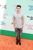 los angeles, 14 de junho - gregg sulkin at the children mending heart s 7ª angariação de fundos anual empathy rocks no local privado em 14 de junho de 2015 em malibu, ca foto