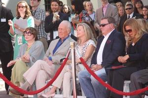 los angeles, 27 de março - shirley maclaine, christopher plummer, elaine taylor, william shatner na cerimônia de impressão de mãos e pés de christopher plummer no tcl chinese theatre em 27 de março de 2015 em los angeles, ca foto