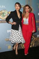 los angeles, 09 de dezembro - jeannie mai, adrienne bailon no cirque du soleil s kurios, gabinete de curiosidades no estádio dodger em 09 de dezembro de 2015 em los angeles, ca foto