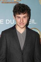 los angeles, 09 de dezembro - nolan gould no cirque du soleil s kurios, gabinete de curiosidades no estádio dodger em 09 de dezembro de 2015 em los angeles, ca foto