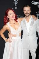 los angeles, 22 de novembro - sharna burgess, james hinchcliffe at the dancing with the stars live finale at the grove em 22 de novembro de 2016 em los angeles, ca foto