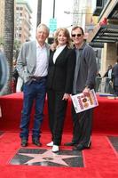 los angeles, 19 de maio - wayne northrup, deidre hall, josh taylor, ambos os cavalheiros interpretaram roman brady na cerimônia da calçada da fama de deidre hall hollywood em hollywood blvd em 19 de maio de 2016 em los angeles, ca foto