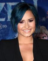 los angeles, 19 de novembro - demi lovato na estréia mundial de frozen no teatro el capitan em 19 de novembro de 2013 em los angeles, ca foto