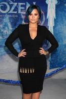 los angeles, 19 de novembro - demi lovato na estréia mundial de frozen no teatro el capitan em 19 de novembro de 2013 em los angeles, ca foto