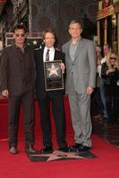 los angeles, 24 de junho - johnny depp, jerry bruckheimer, bob iger na estrela de jerry bruckheimer na calçada da fama de hollywood no teatro el capitan em 24 de junho de 2013 em los angeles, ca foto