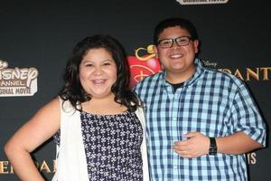 los angeles, 24 de julho - raini rodriguez, rico rodriguez na estréia de descendentes nos estúdios de walt disney em 24 de julho de 2015 em burbank, ca foto