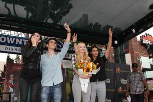 los angeles, 17 de outubro - sofia carson, cameron boyce, dove cameron, booboo stewart nas estrelas dos descendentes aparição pessoal no centro da disney em 17 de outubro de 2015 em anaheim, ca foto