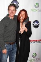 los angeles, 29 de abril - kevin rahm, esposa chega na festa de encerramento das donas de casa desesperadas no hotel w hollywood em 29 de abril de 2012 em los angeles, ca foto