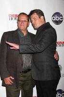 los angeles, 29 de abril - bob fillion, nathan fillion chega à festa de encerramento das donas de casa desesperadas no hotel w hollywood em 29 de abril de 2012 em los angeles, ca foto