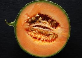 muskmelon isolado em ardósia foto