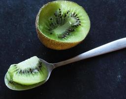 comido kiwi e colher foto