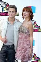 los angeles, 14 de agosto - garrett backstrom, bella thorne chegando ao 2011 vh1 fazer algo prêmios no hollywood palladium em 14 de agosto de 2011 em los angeles, ca foto