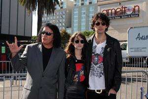 los angeles, 14 de agosto - gene simmons alex esso nick simmons chegando ao 2011 vh1 fazer algo prêmios no hollywood palladium em 14 de agosto de 2011 em los angeles, ca foto