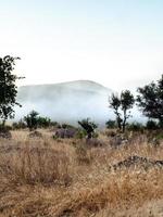 névoa subindo nas montanhas foto