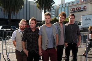 los angeles, 14 de agosto - one republic chegando aos prêmios vh1 de 2011 fazer algo no hollywood palladium em 14 de agosto de 2011 em los angeles, ca foto